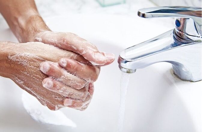 umývanie rúk, aby sa zabránilo napadnutiu parazitmi