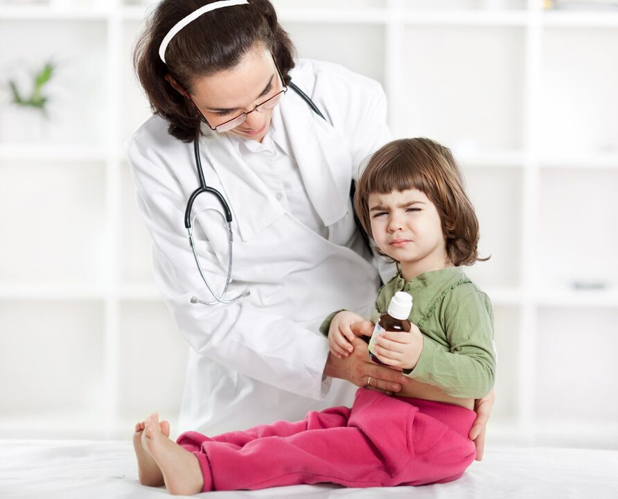 lekár vyšetrí dieťa na príznaky červov
